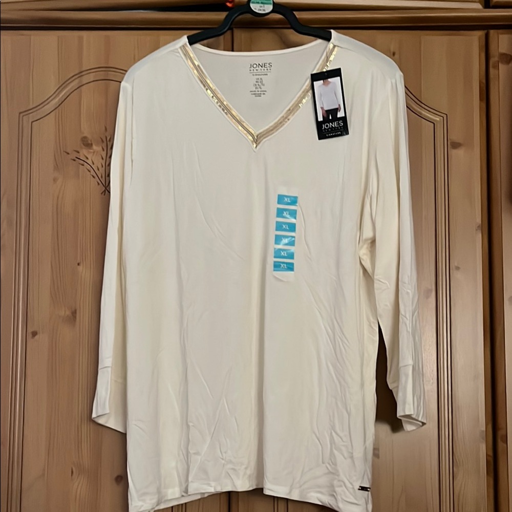 Jones New York Ivory V-Neck 3/4 sleeve Top with Gold Accents. NWT